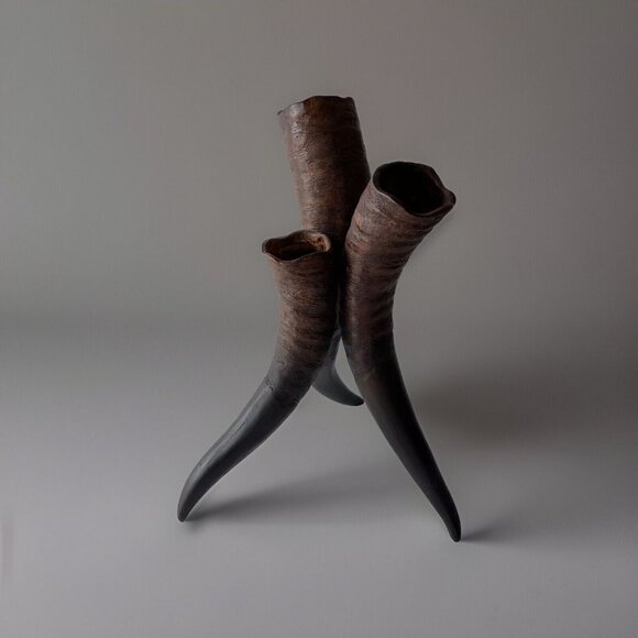 Horn Centerpiece Tripod Vase Farmhouse Western Rustic Decor Sculpture 16 3/4" - Picture 1 of 12